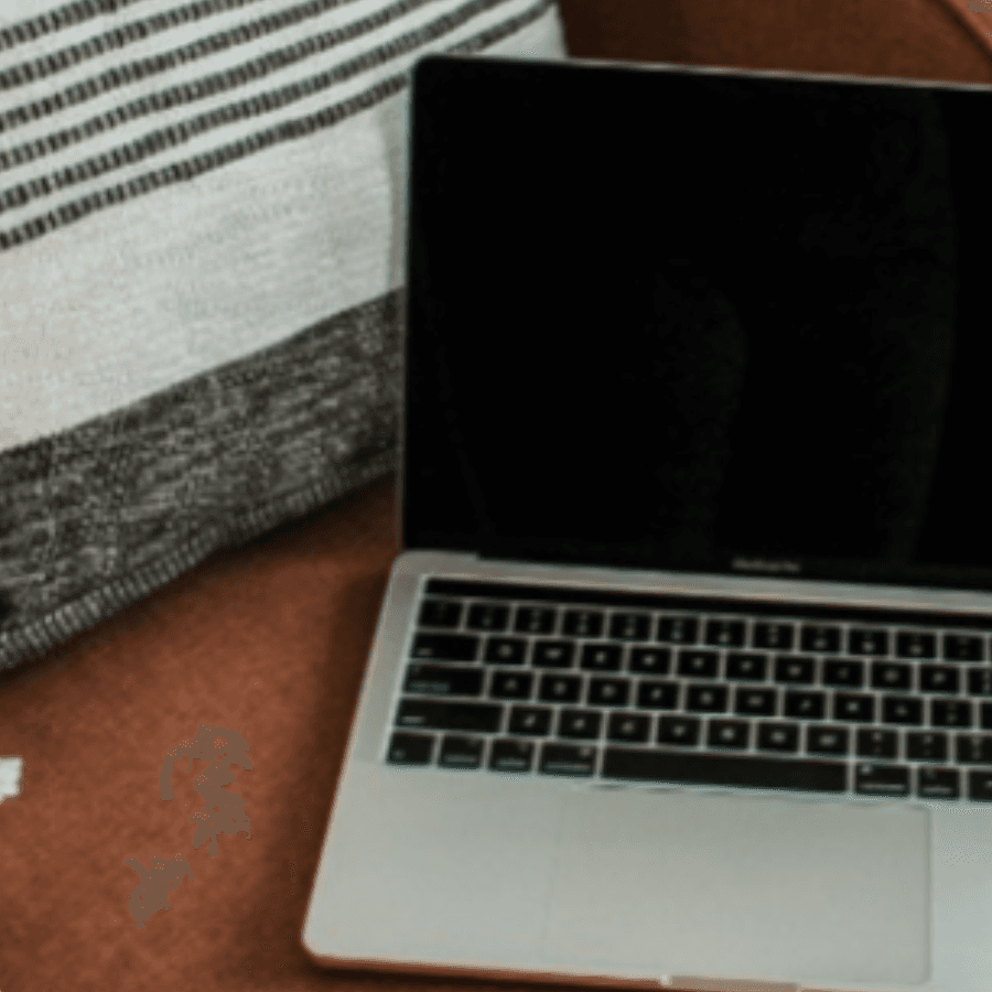 Laptop no sofá