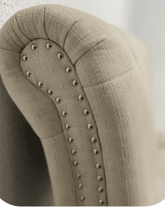 Poltrona com detalhes de acabamento artesanal