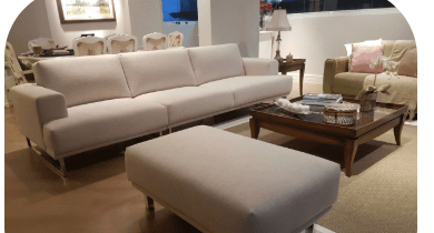 Sofá com chaise em sala de estar